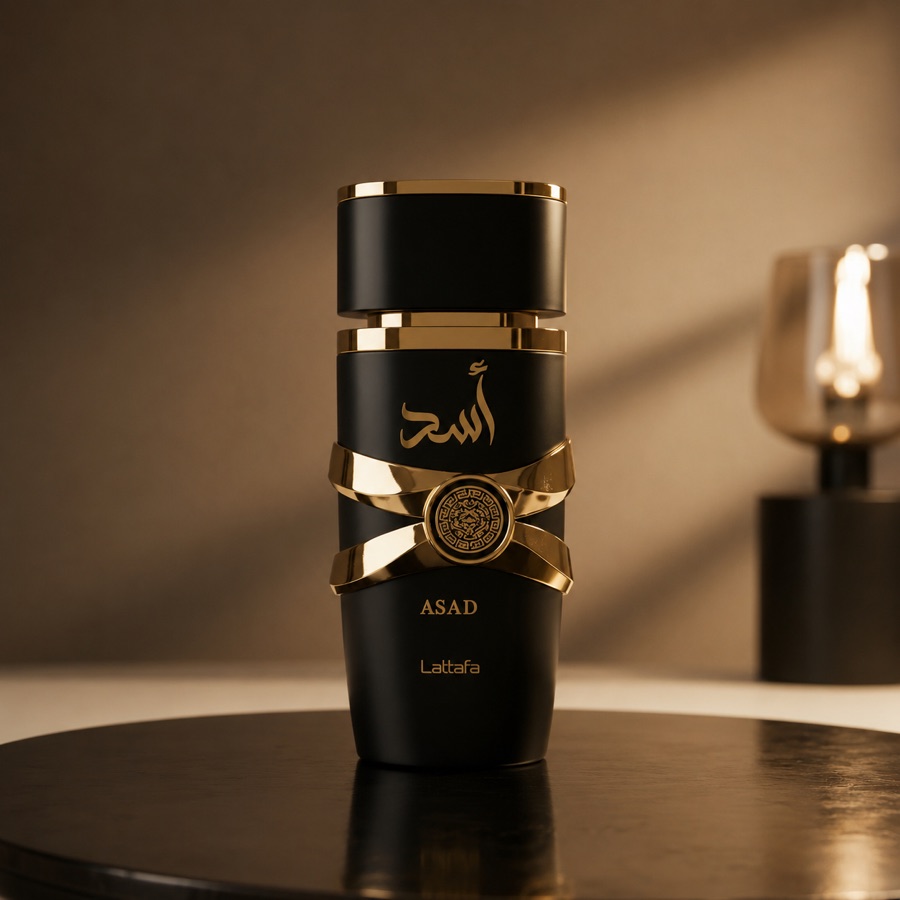 Perfume Asad, da Lattafa, sobre uma mesa escura com luz quente